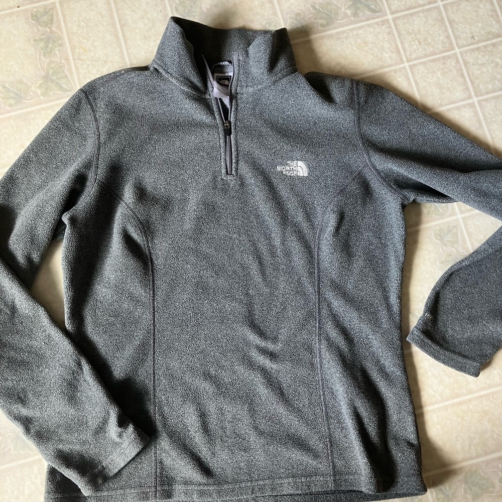 The north face gray fleece 1/4 zip jacket size Medium‎